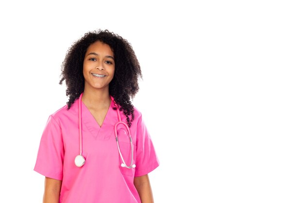 Schattige kleine dokter met roze uniform geïsoleerd