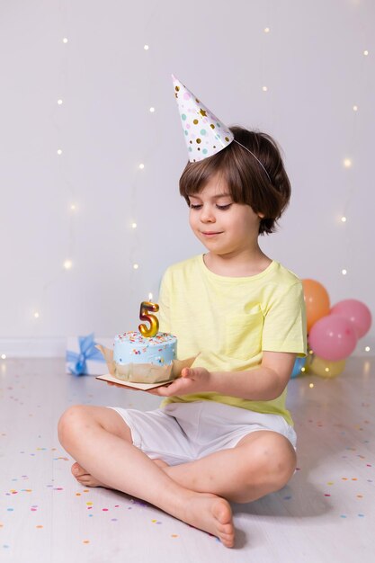 Schattige kleine feestvarken in hoed taart met kaars vijf ballonnen gelukkige verjaardag