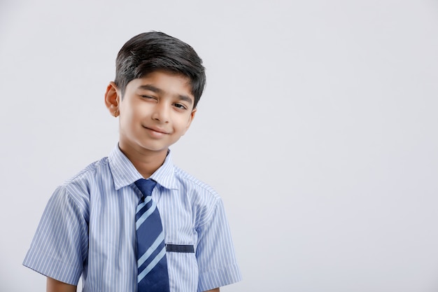Schattige kleine Indiase Indiase / Aziatische school jongen uniform dragen