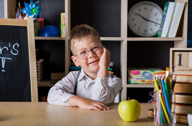 Schattige kleine jongen draagt een schooluniform