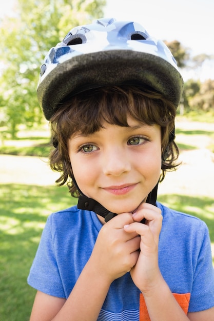 Schattige kleine jongen draagt ​​fietshelm