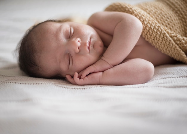 Schattige kleine jongen een dutje doen