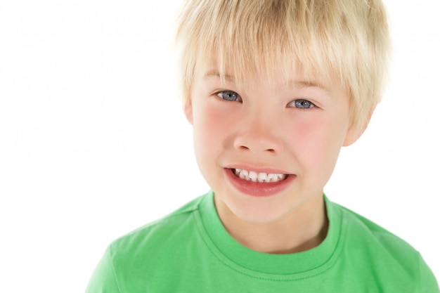 Schattige kleine jongen glimlachend in de camera