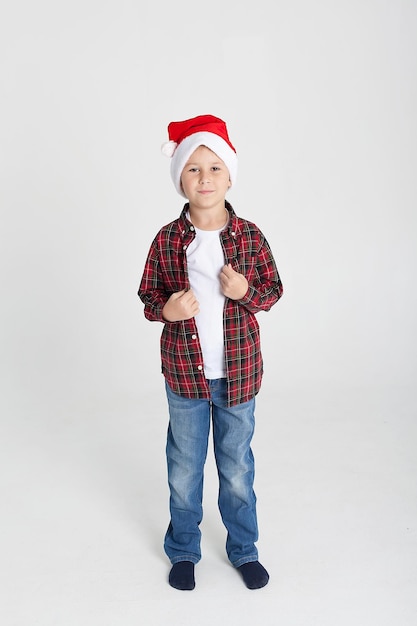 Schattige kleine jongen in de kerstman hoed