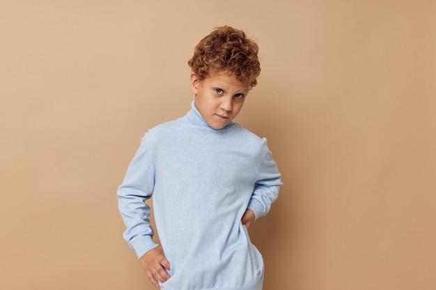 Schattige kleine jongen in een blauwe trui poseren leuke kinderjaren ongewijzigd