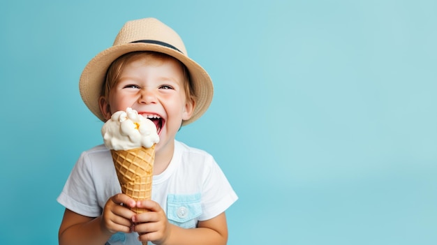 Schattige kleine jongen in zomerhoed die ijs eet op blauwe achtergrond Generatieve AI