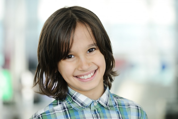 Schattige kleine jongen indoor portret