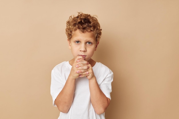 Schattige kleine jongen kinderen 39s stijl mode emoties jeugd ongewijzigd