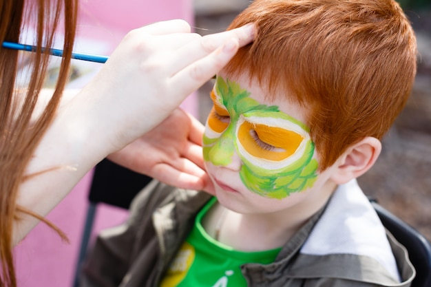 Schattige kleine jongen krijgt een schminken