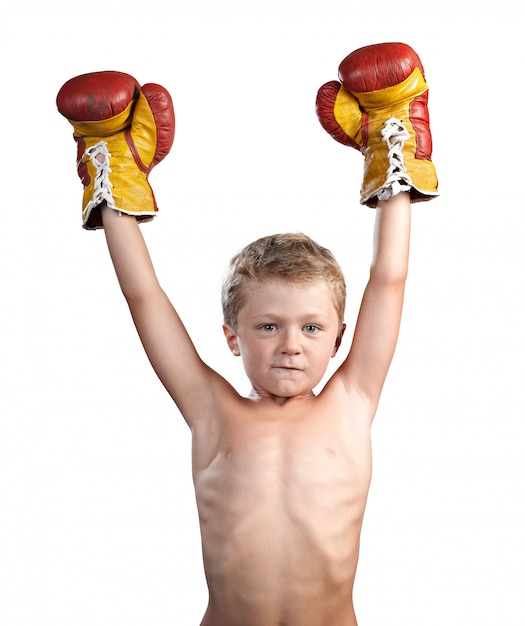 Schattige kleine jongen met bokshandschoenen geïsoleerd