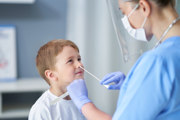 schattige kleine jongen met doktersafspraak