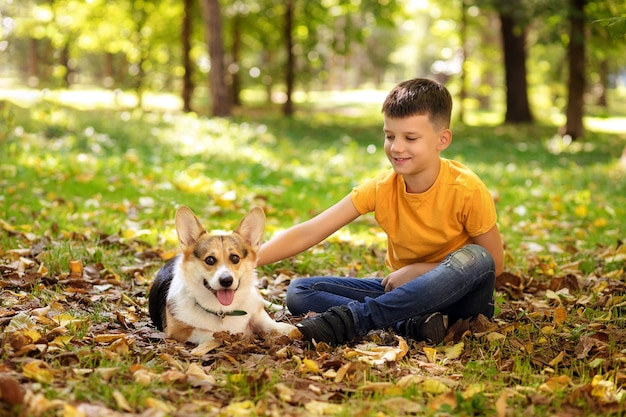 Schattige kleine jongen met een hond in het park