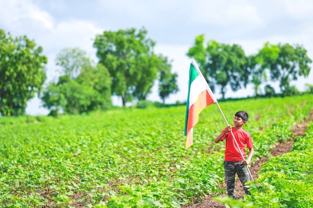 Schattige kleine jongen met Indiase nationale Tricolor vlag