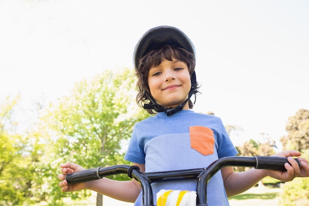 Schattige kleine jongen op een fiets