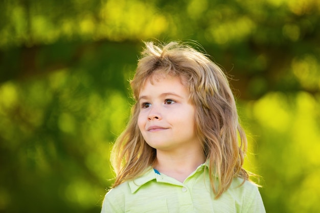 Schattige kleine jongen portret close-up portret van gelukkig kind buitenshuis emotionele kleine jongen verrast kleine