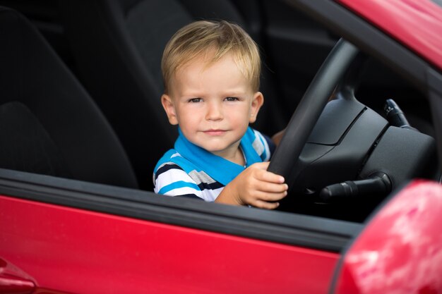 Schattige kleine jongen rijden vader auto