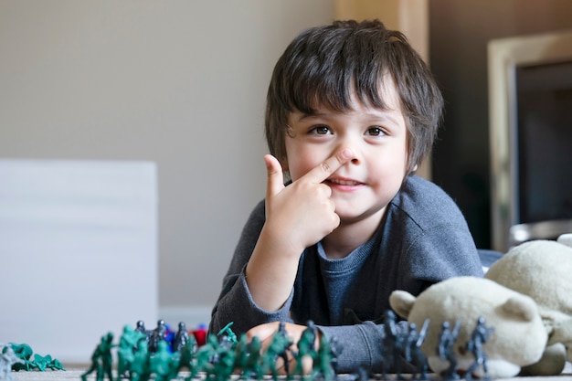 Schattige kleine jongen spelen in zijn kamer