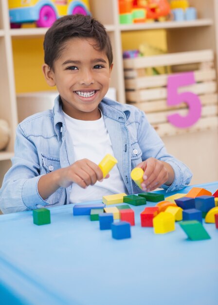 Schattige kleine jongen spelen met bouwstenen