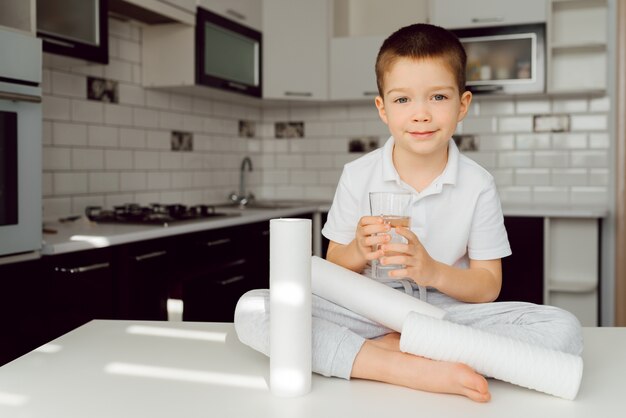 Schattige kleine jongen thuis portret