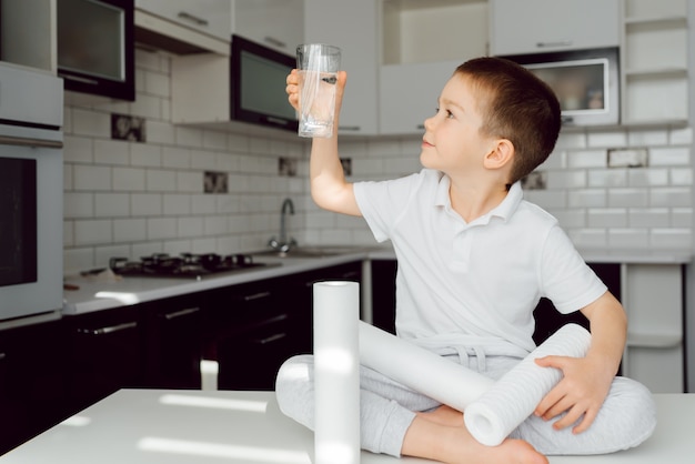 Schattige kleine jongen thuis portret