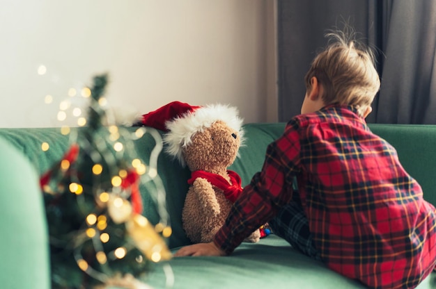 Schattige kleine jongen verkleden teddybeer