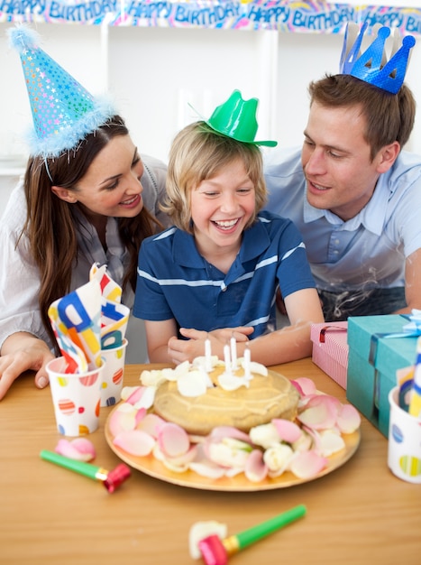 Schattige kleine jongen viert zijn verjaardag