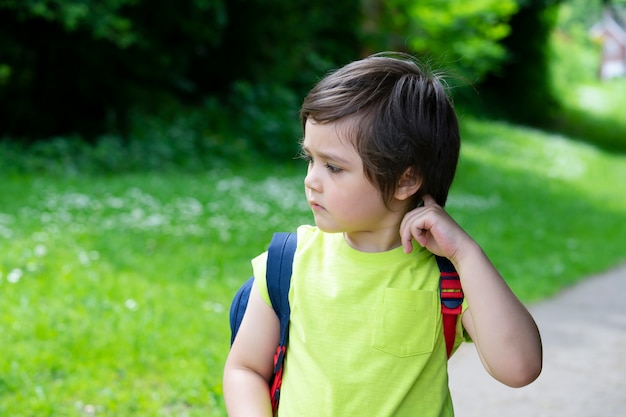 Schattige kleine jongen wandelen in het park