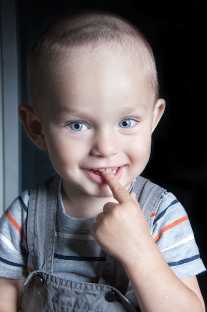 Schattige kleine jongen