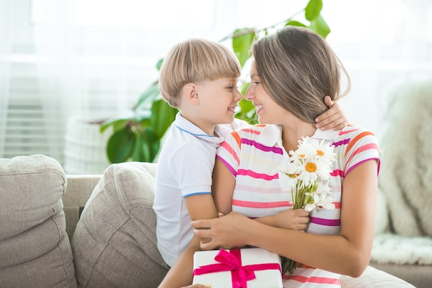 Schattige kleine kind feliciteert zijn moeder met Moederdag