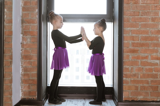 Foto schattige kleine kinderen dansers op dansstudio