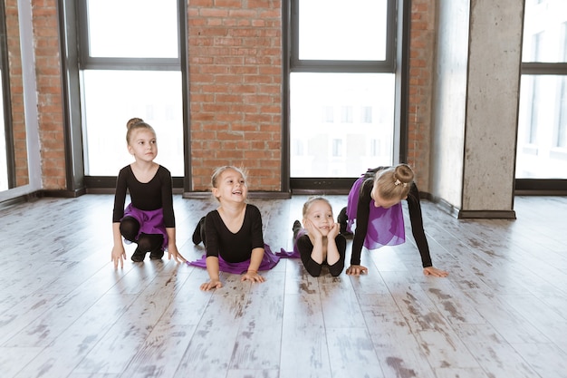 Schattige kleine kinderen dansers op dansstudio