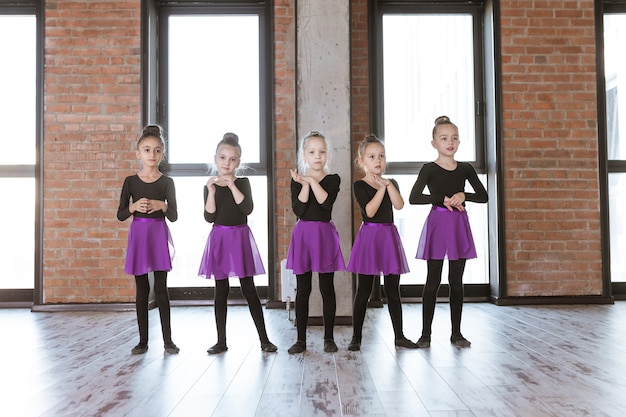 Schattige kleine kinderen dansers op dansstudio