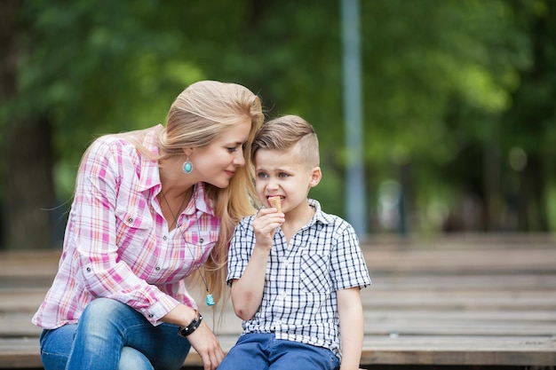 Schattige kleine kinderen die buiten frisbee spelen