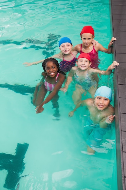 Schattige kleine kinderen in het zwembad