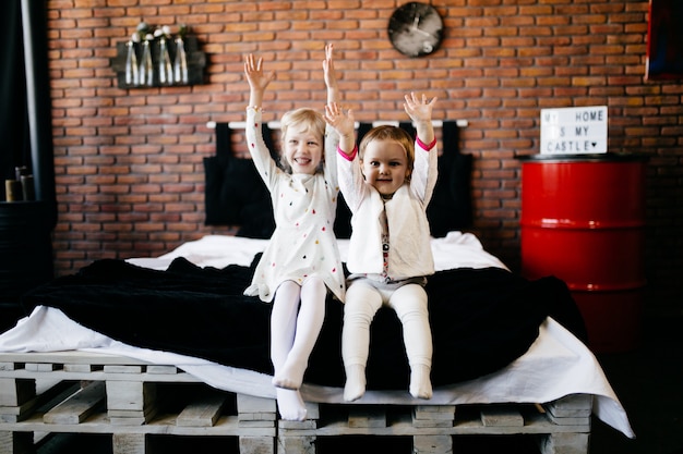 schattige kleine kinderen spelen samen