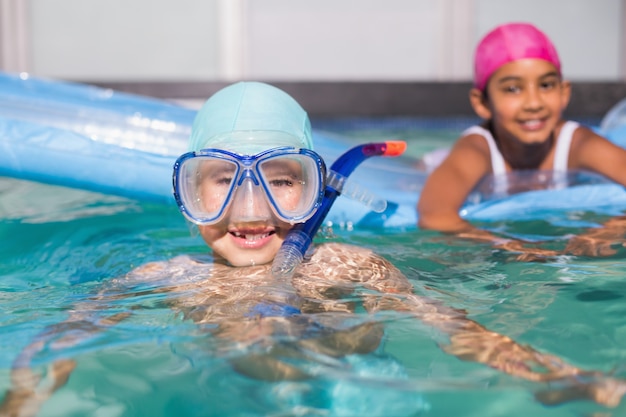 Schattige kleine kinderen zwemmen in het zwembad