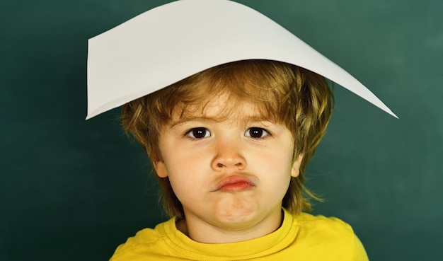 Schattige kleine kleuterjongen in een klaslokaal Schoolkind of kleuter leren 1 september Le