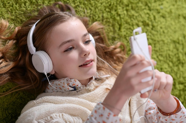 Schattige kleine meisje luisteren muziek met koptelefoon
