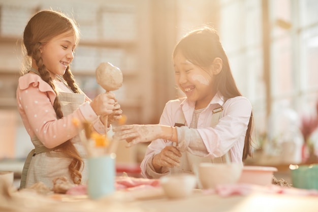 Schattige kleine meisjes in pottery studio