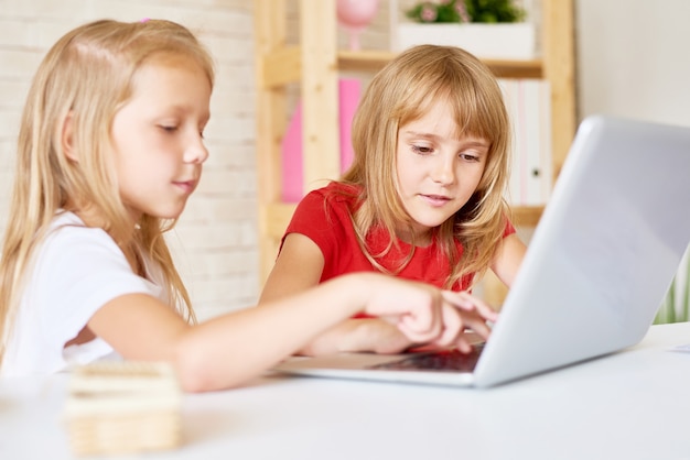 Schattige kleine meisjes met behulp van Laptop