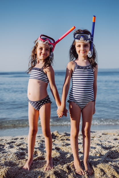 Schattige kleine meisjes op het strand