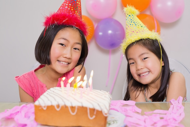 Schattige kleine meisjes op verjaardagsfeestje