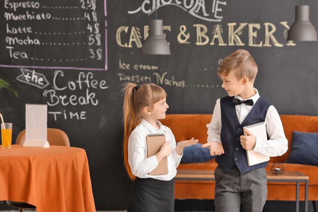 Schattige kleine obers in restaurant