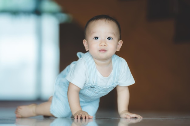 Schattige kleine peuter die thuis probeert te kruipen