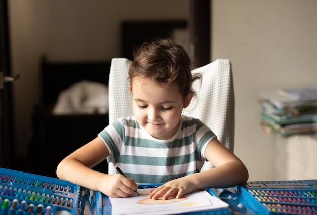 Schattige kleine peuter kind meisje tekenen thuis