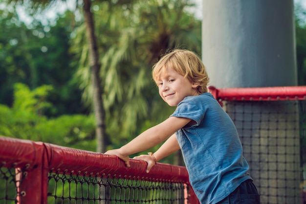 Schattige kleine peuterjongen die plezier heeft op de speelplaats