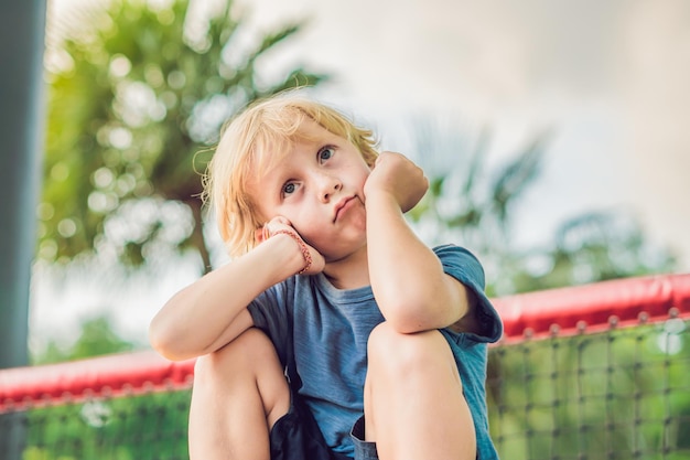 Schattige kleine peuterjongen die plezier heeft op de speelplaats