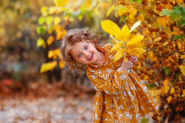 Schattige kleine stijlvolle meisje in de herfst park