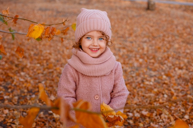 Schattige kleine stijlvolle meisje in de herfst park