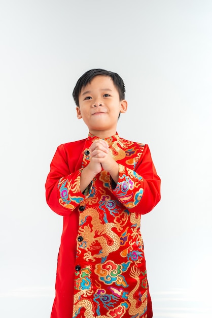 Schattige kleine vietnamese jongen in ao dai jurk glimlachend tet holiday